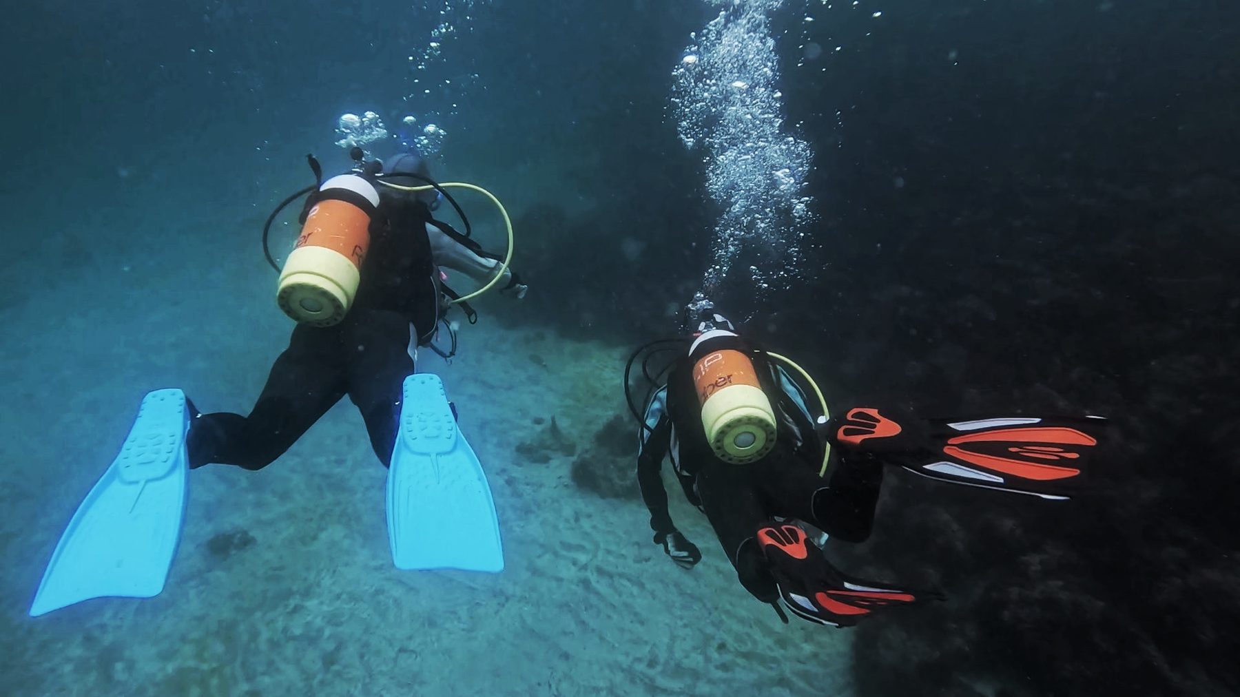 Divers descending